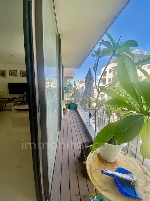 With not missing!,with terrace,Beautiful apartment,Well arranged,Good site ,in a beautiful building, Near to the sea,Roomy