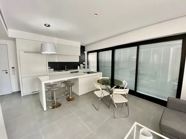 Emplacement idéal ! Joli 3 pièces à vendre, entièrement meublé, Hayarkon,  Tel Aviv 