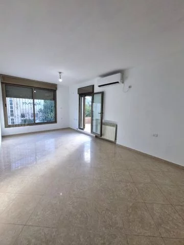Bakaa – Apartamento luminoso de 4 divisões com terraço sucá