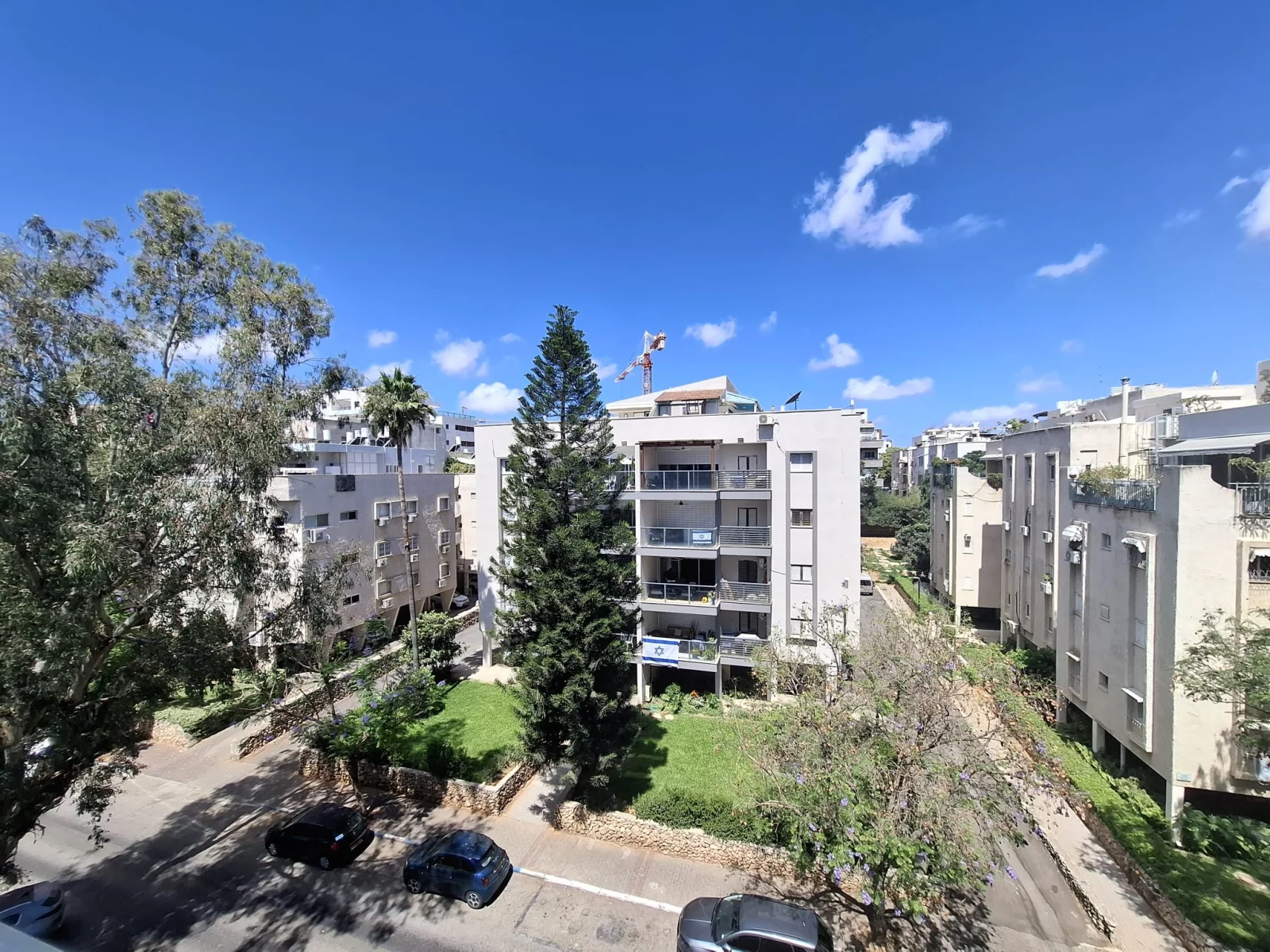 Appartement 4 pièces situé au 4ᵉ étage d’un immeuble récent.