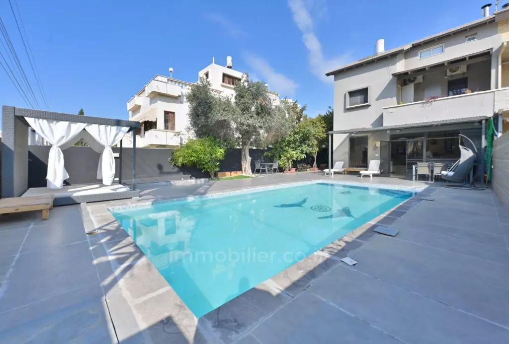 Spacious Villa with Pool and Garden – Neve Hof, Rishon LeZion
