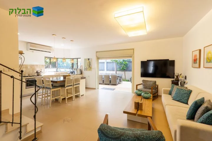 Exclusive - Once in a lifetime property in American Colony neighborhood, Rishon LeZion !!! Semi-detached house
