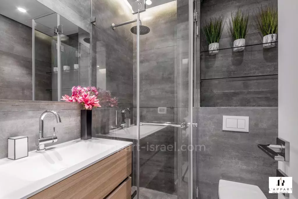 Ground floor 4 rooms Tel Aviv quarter of the sea 175-IBL-3291