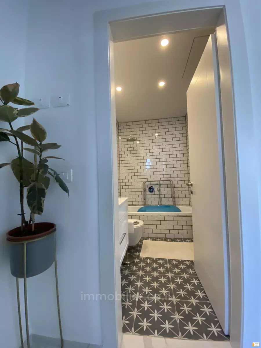 Apartment 3.5 rooms Tel Aviv City center 232-IBL-3788