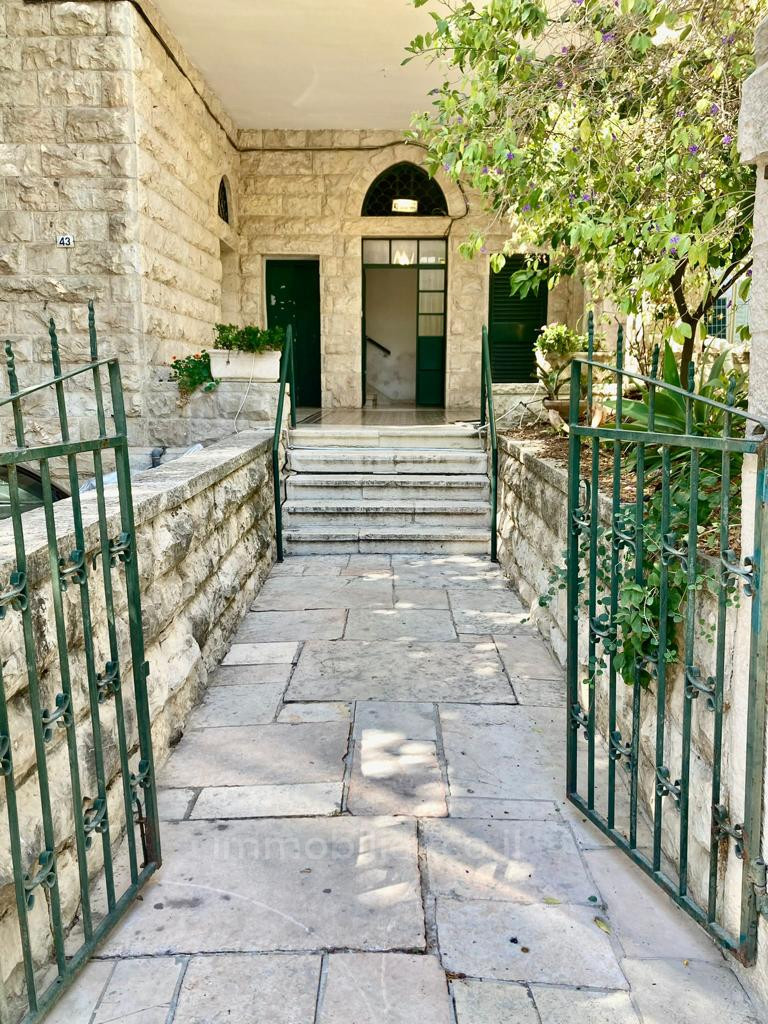 Apartment 4 Rooms Jerusalem Mochava Germanit 245-IBL-1784