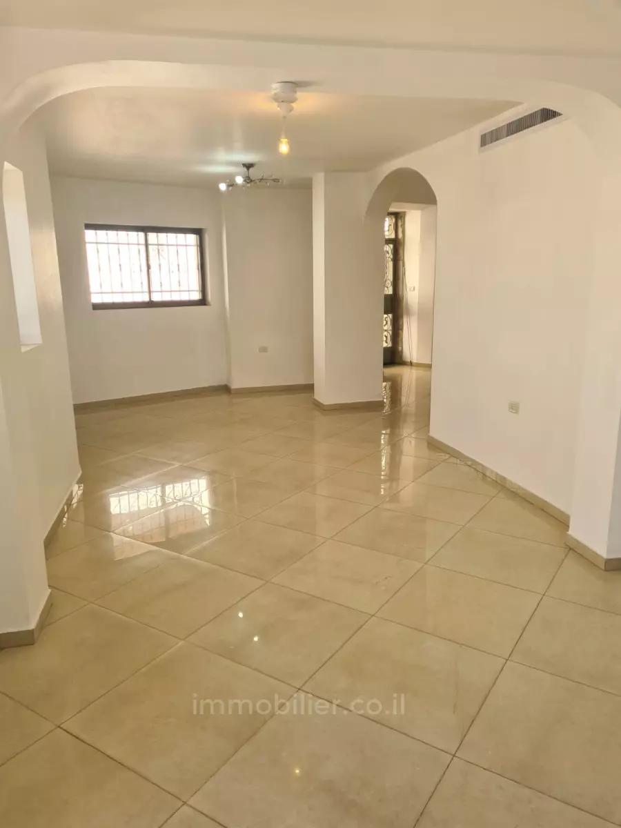 Apartment 2.5 rooms Jerusalem Abu Tor 245-IBL-1827