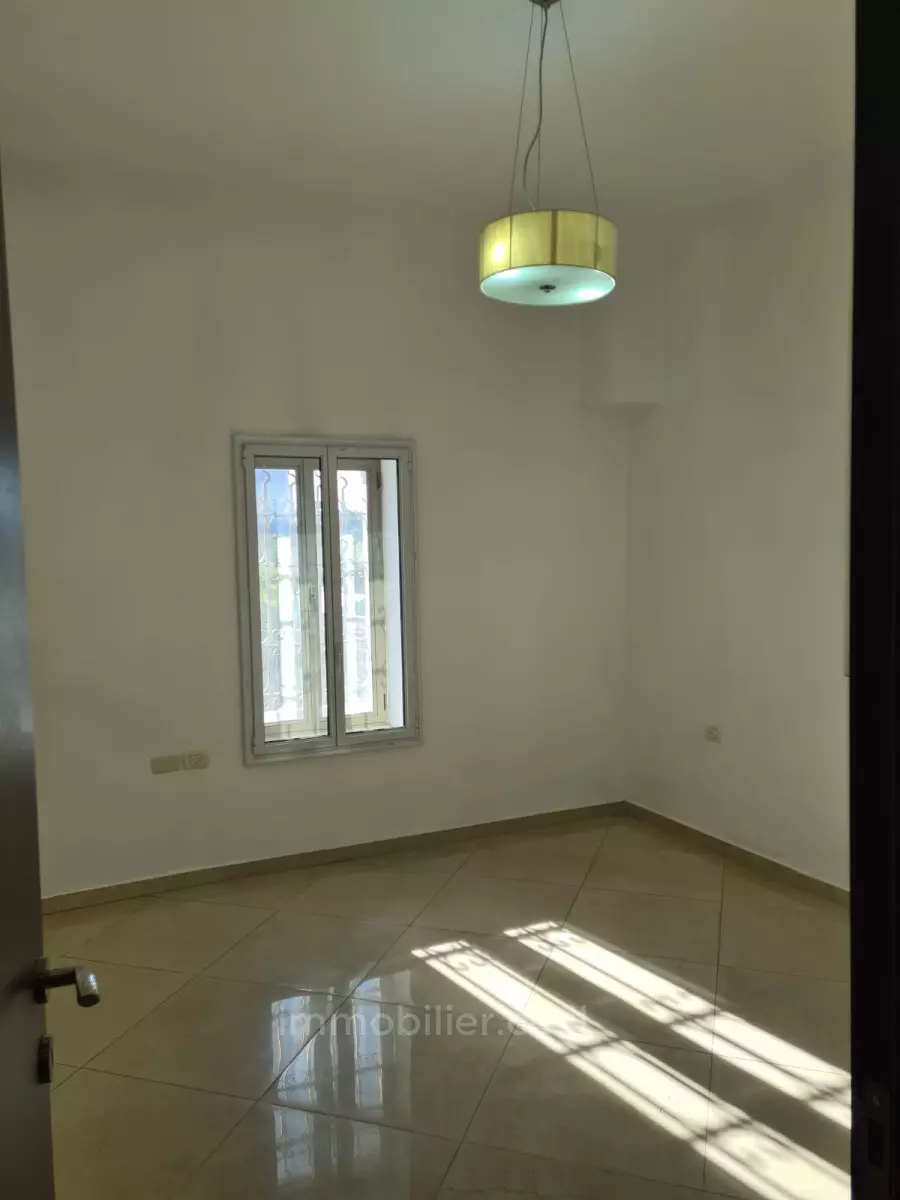 Apartment 2.5 rooms Jerusalem Abu Tor 245-IBL-1827