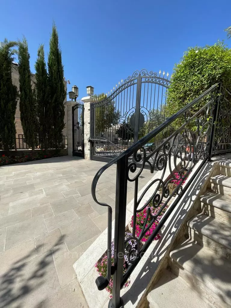 Villa 6 Rooms Jerusalem Malha 245-IBL-1875