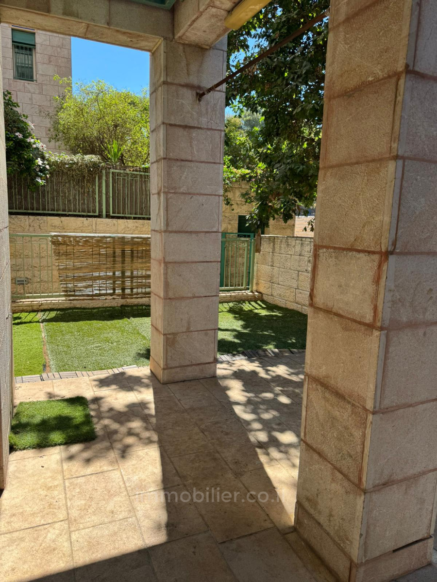 Ground floor 2.5 Rooms Jerusalem Arnona 245-IBL-1880