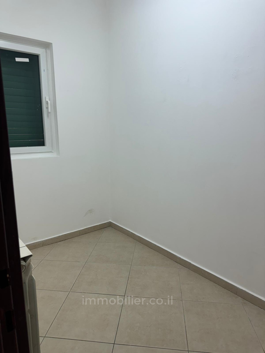 Ground floor 2.5 Rooms Jerusalem Arnona 245-IBL-1880