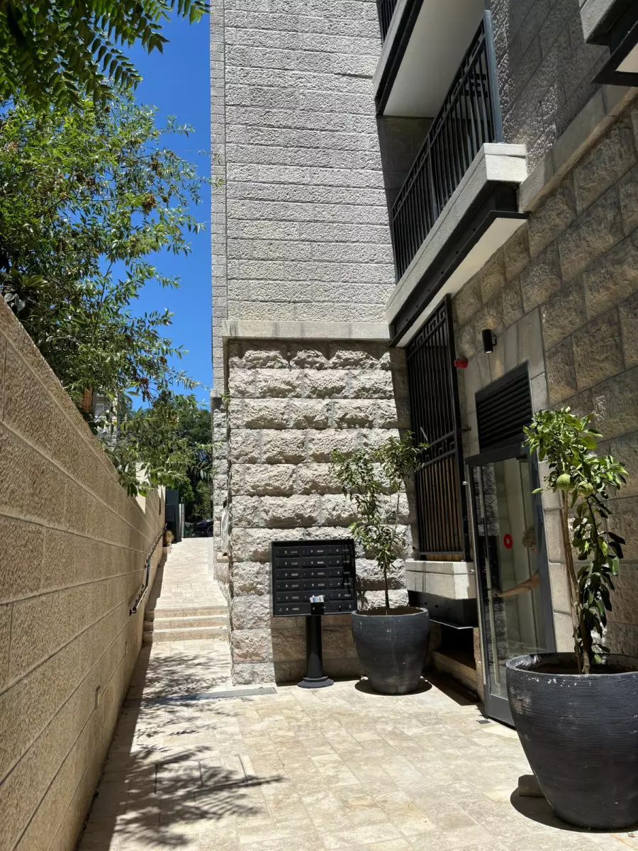 Apartment 4 Rooms Jerusalem Kiryat Moshe 245-IBL-1892