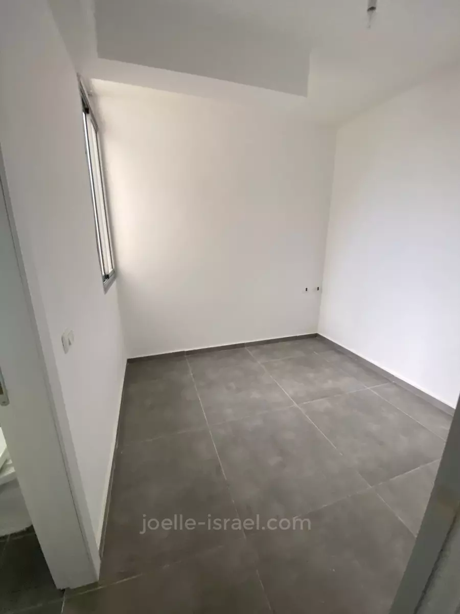 Apartment 5 rooms Netanya Kikar 316-IBL-1575