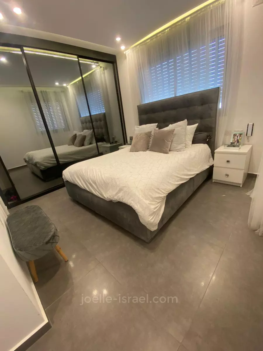 Apartment 5 rooms Netanya Kikar 316-IBL-1678