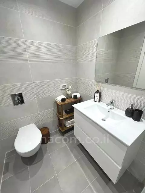 Mini-Penthouse 4 Rooms Tel Aviv Kerem Hatemanim 342-IBL-6526