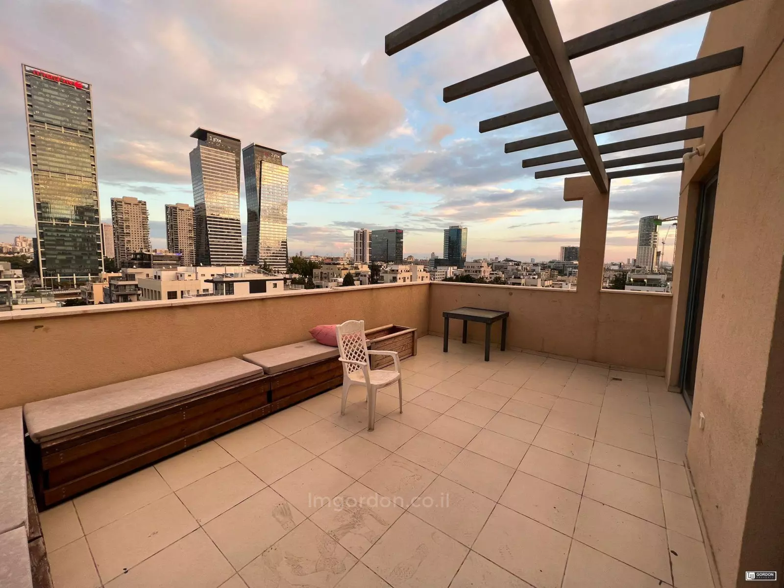 Penthouse 4 rooms Tel Aviv Montifiory 357-IBL-1471