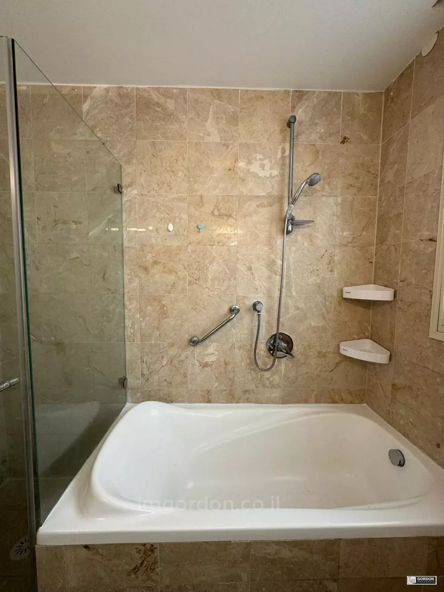 Apartment 3 rooms Tel Aviv First sea line 357-IBL-1518