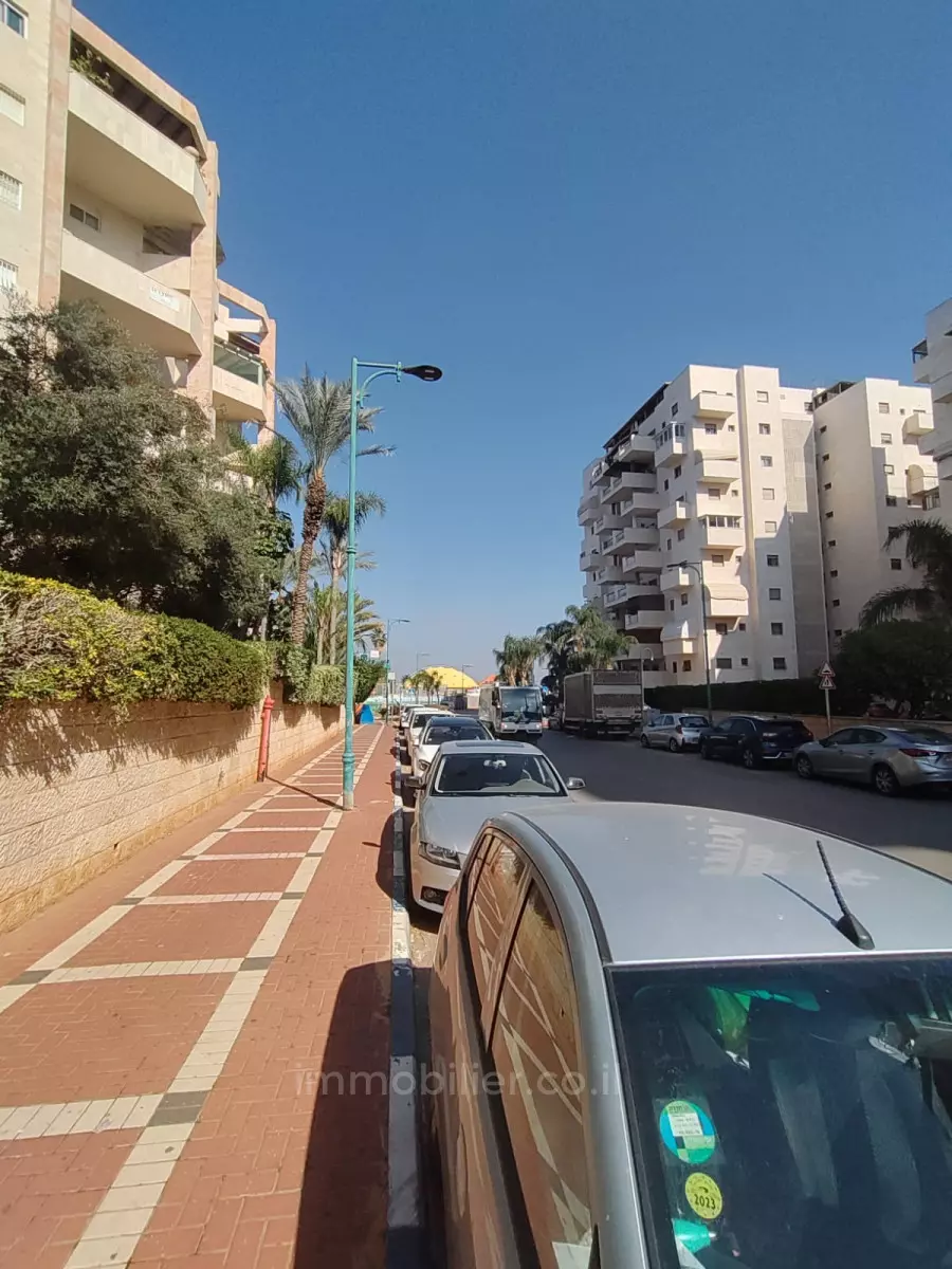 Apartment 4 rooms Hadera Ha Otssar Area 379-IBL-273