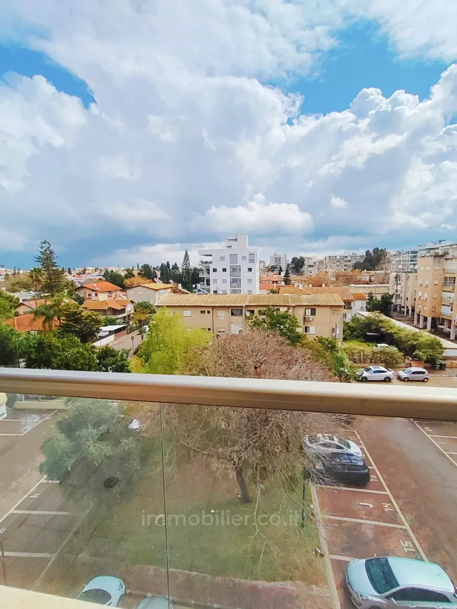 Apartment 4 rooms Hadera Ha Otssar Area 379-IBL-273