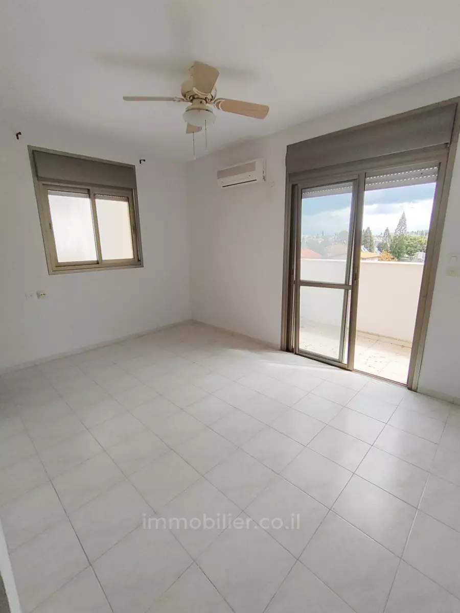 Apartment 4 rooms Hadera Ha Otssar Area 379-IBL-273