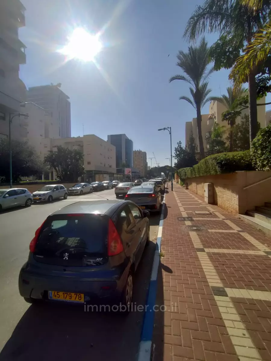 Apartment 4 rooms Hadera Ha Otssar Area 379-IBL-273