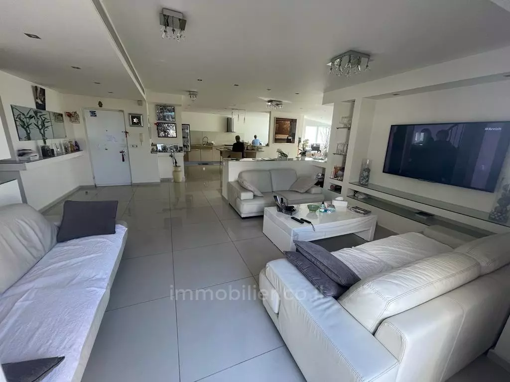 Penthouse 4.5 rooms Netanya City center 457-IBL-1003