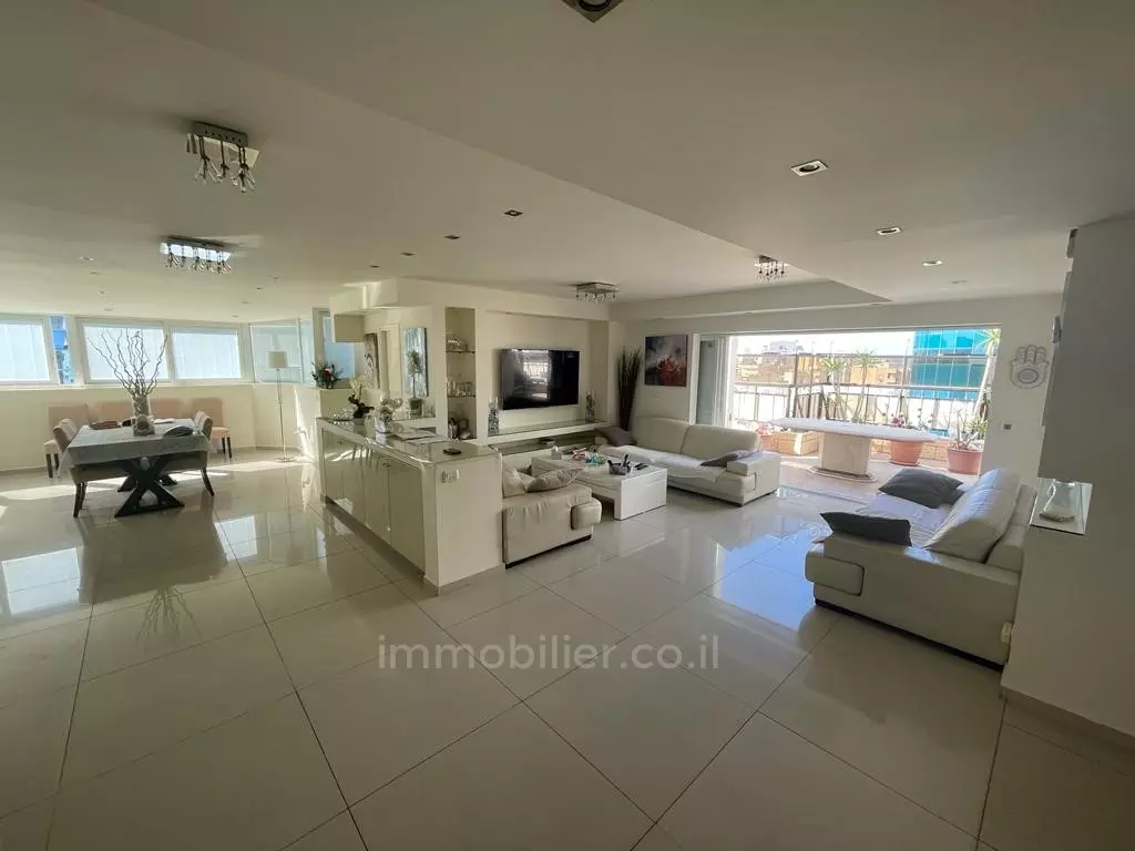 Penthouse 4.5 rooms Netanya City center 457-IBL-1003