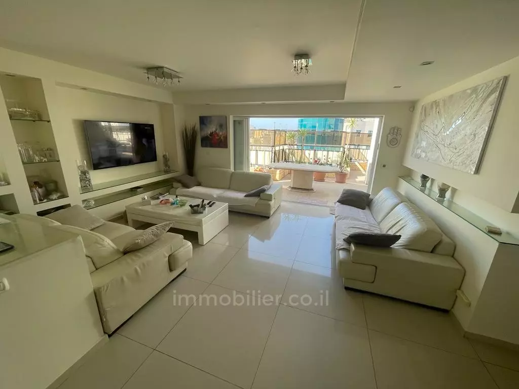 Penthouse 4.5 rooms Netanya City center 457-IBL-1003