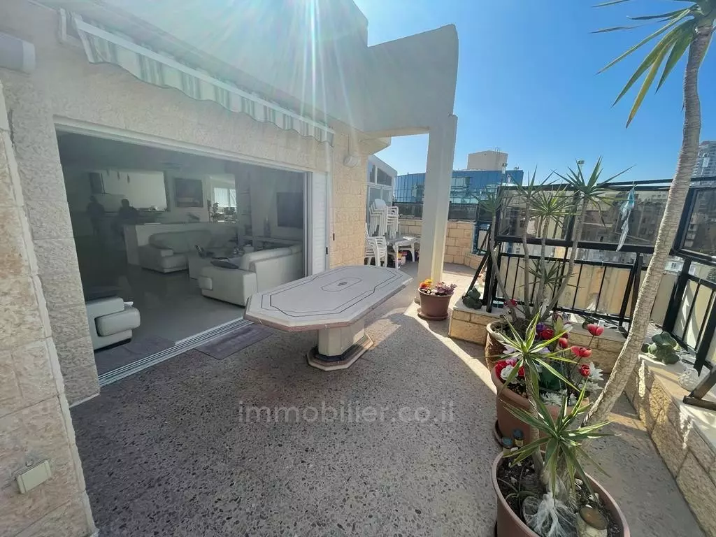 Penthouse 4.5 rooms Netanya City center 457-IBL-1003