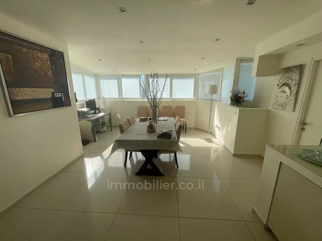 Penthouse 4.5 rooms Netanya City center 457-IBL-1003