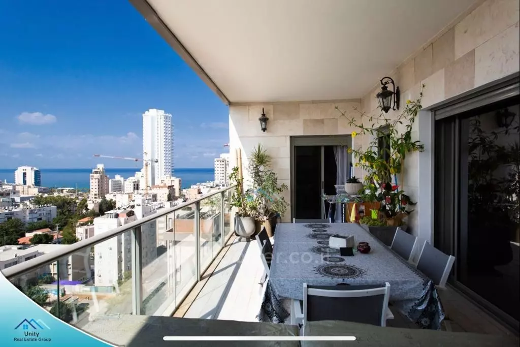 Mini-Penthouse 4 rooms Netanya City center 457-IBL-1019