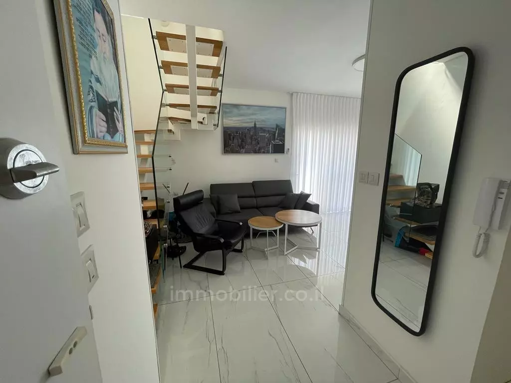 Apartment 3 rooms Tel Aviv Nahalat Itshak 457-IBL-1129