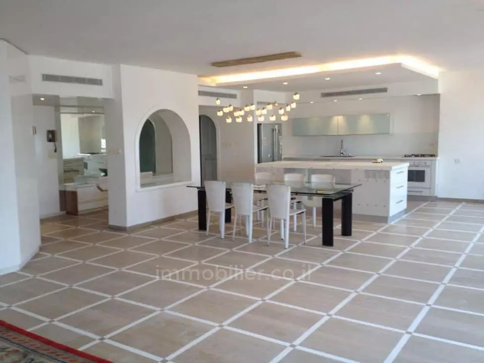 Apartment 5.5 rooms Tel Aviv City center 457-IBL-1147