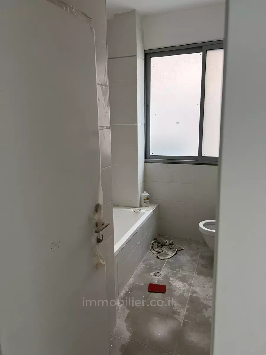 Apartment 4 rooms Tel Aviv Hatsafon hayachan 457-IBL-1166