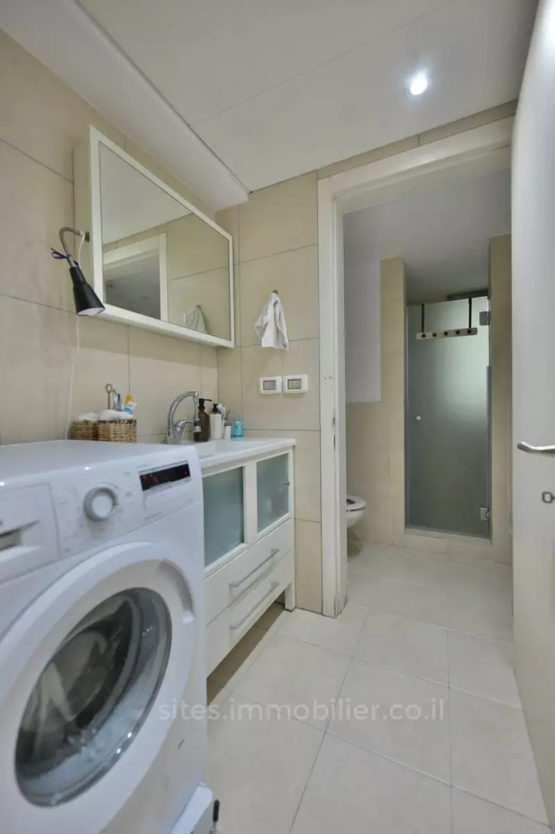 Apartment 3 rooms Tel Aviv Kikar Hamedina 457-IBL-1235