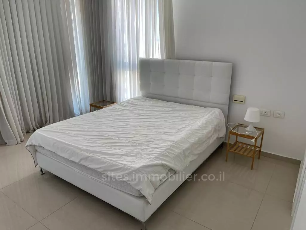 Apartment 5 rooms Netanya Kikar 457-IBL-1282