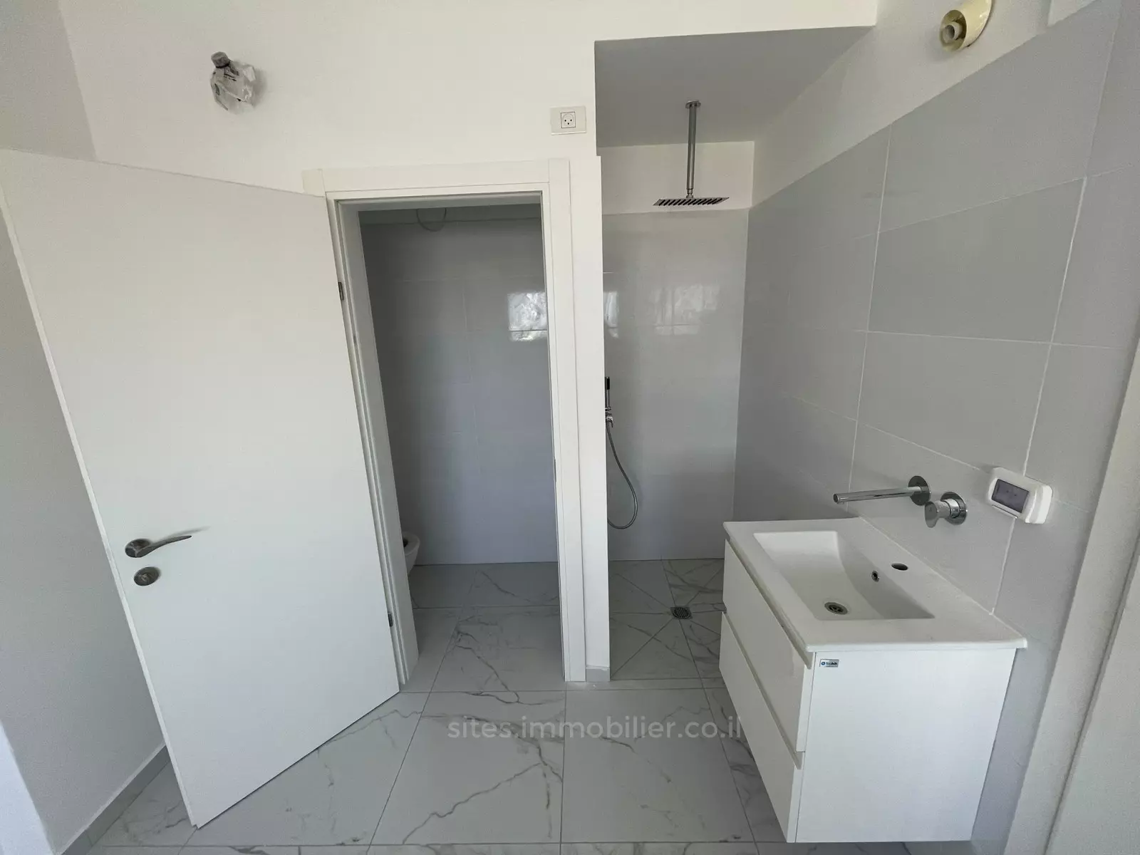 Mini-Penthouse 3 Rooms Netanya City center 457-IBL-1309