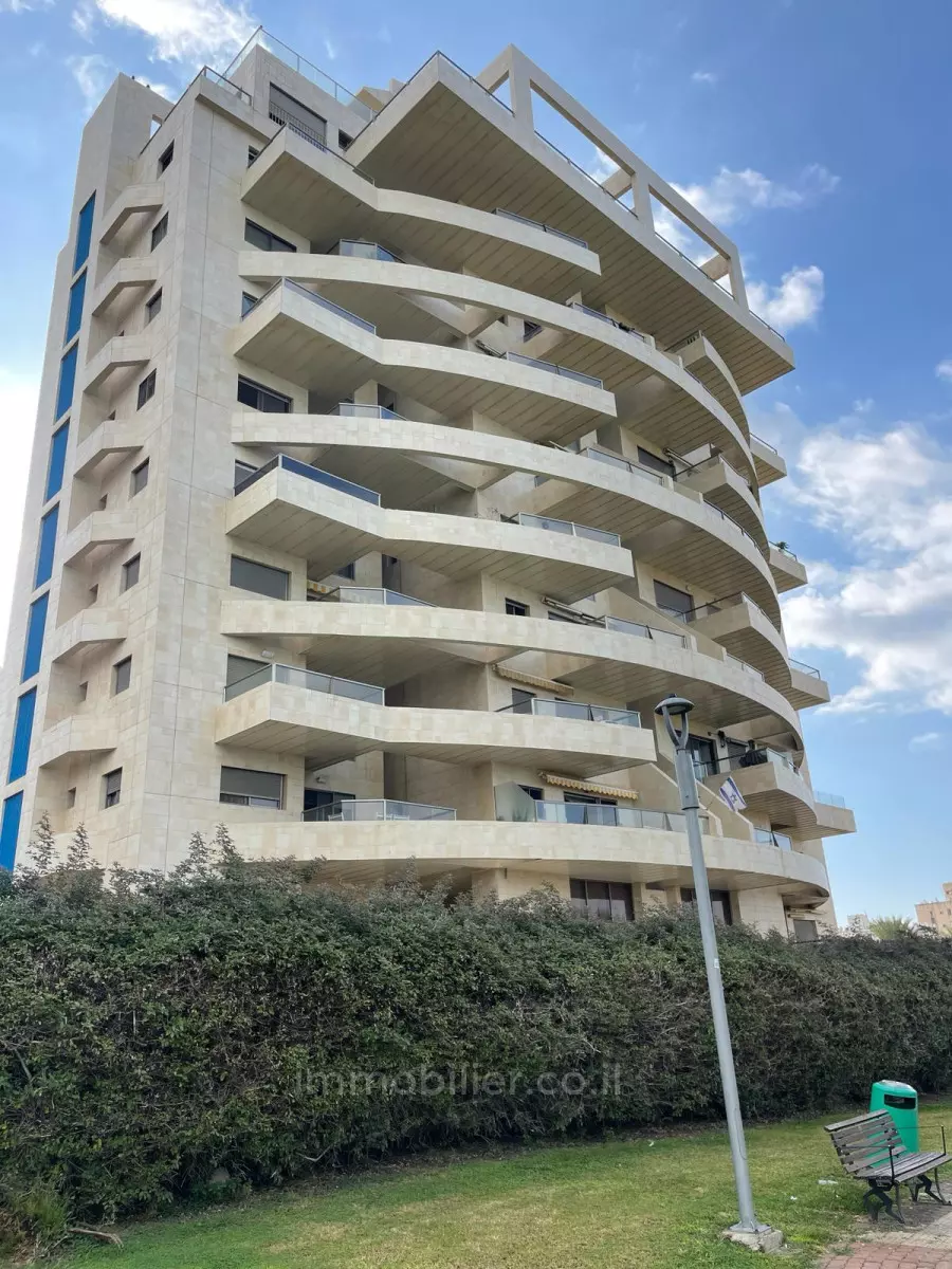 Apartment 4 Rooms Netanya Kikar 457-IBL-1310