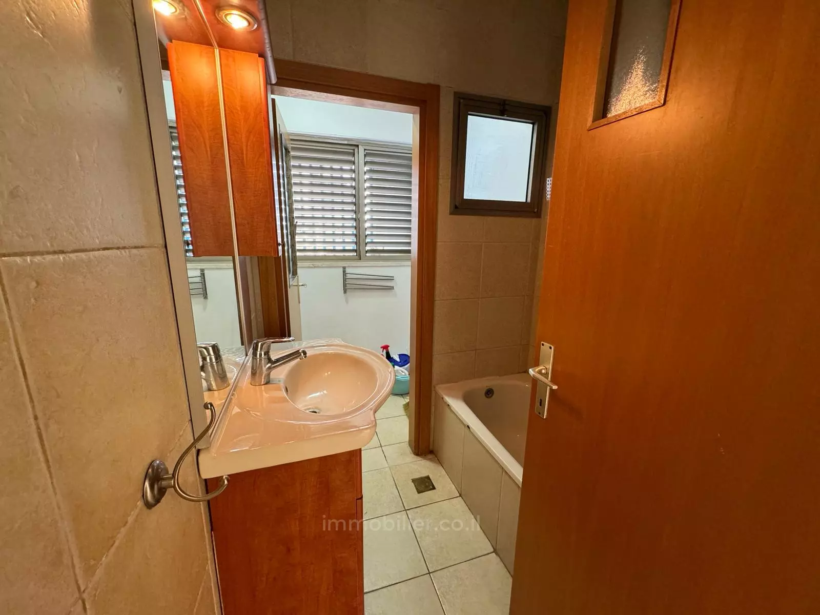 Apartment 4 Rooms Netanya Kikar 457-IBL-1310