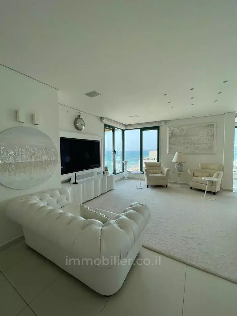 Apartment 4 rooms Tel Aviv First sea line 457-IBL-1374