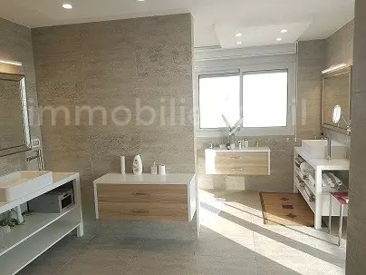 Penthouse 4.5 rooms Netanya Nat 600 460-IBL-43