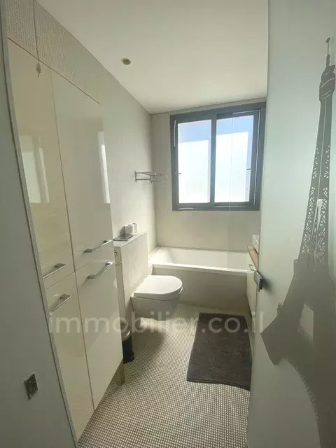 Duplex-Penthouse 3.5 Rooms Tel Aviv Ben-Yehuda 511-IBL-1670