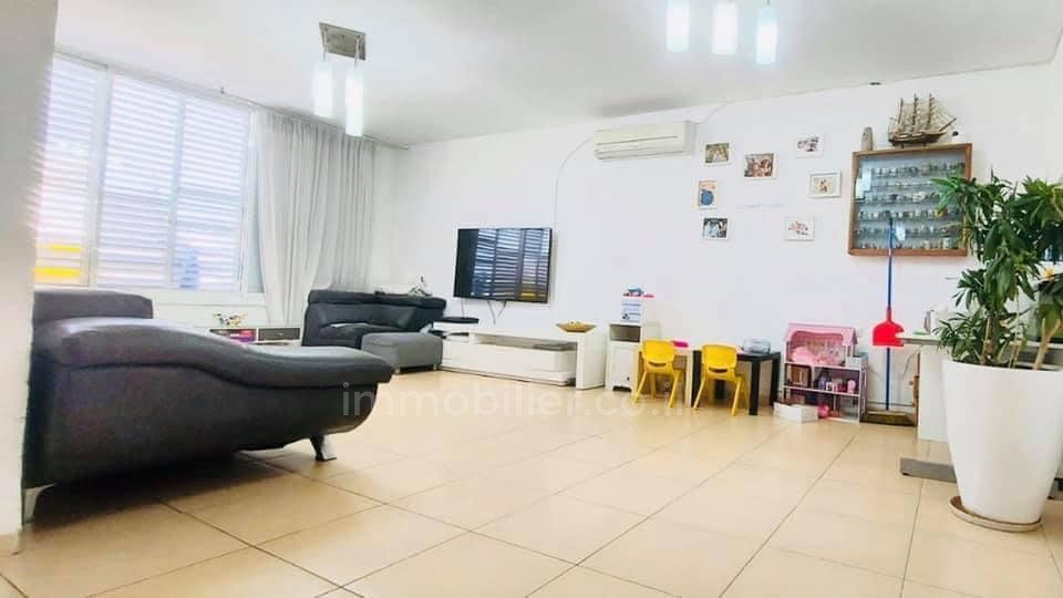Apartment 4.5 Rooms Netanya City center 523-IBL-16