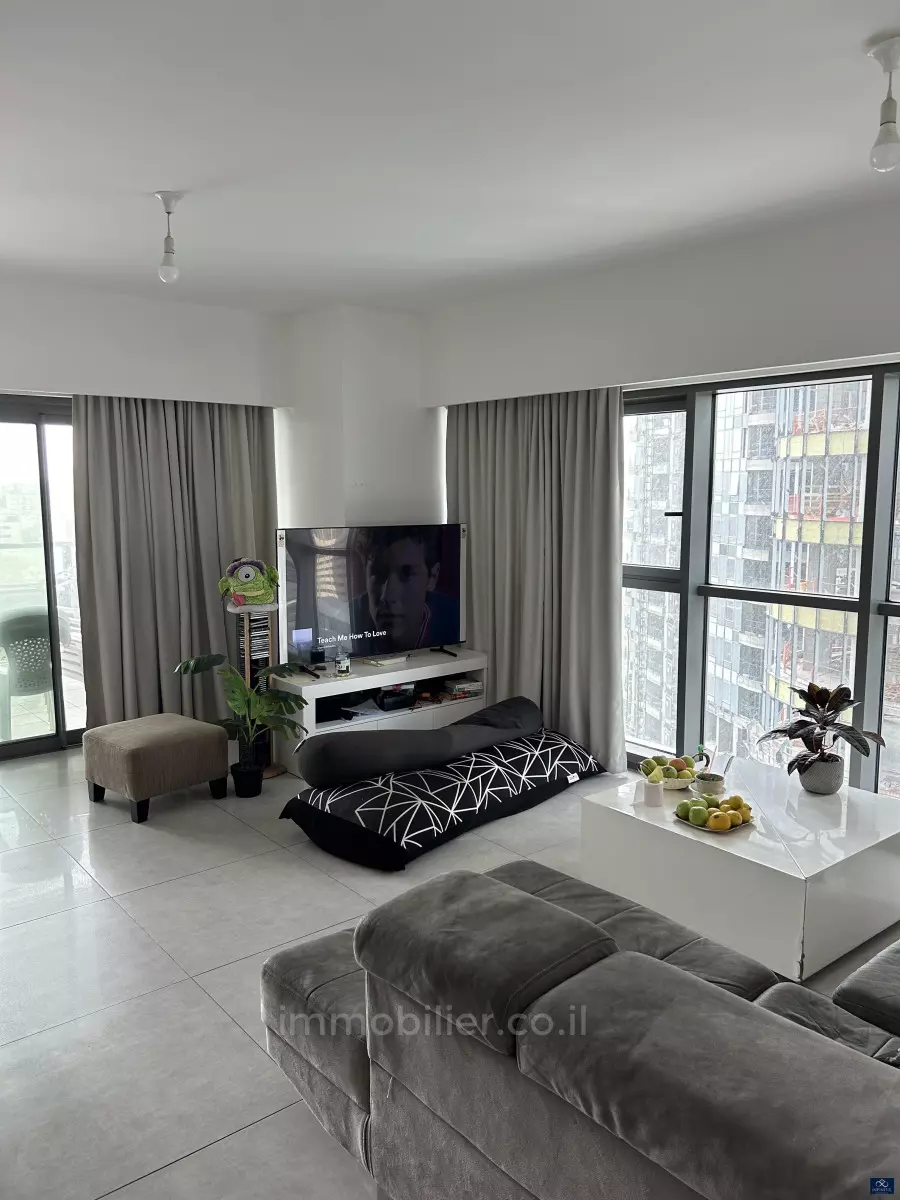 Apartment 4 rooms Ramat Gan Street Jabotinski 527-IBL-112