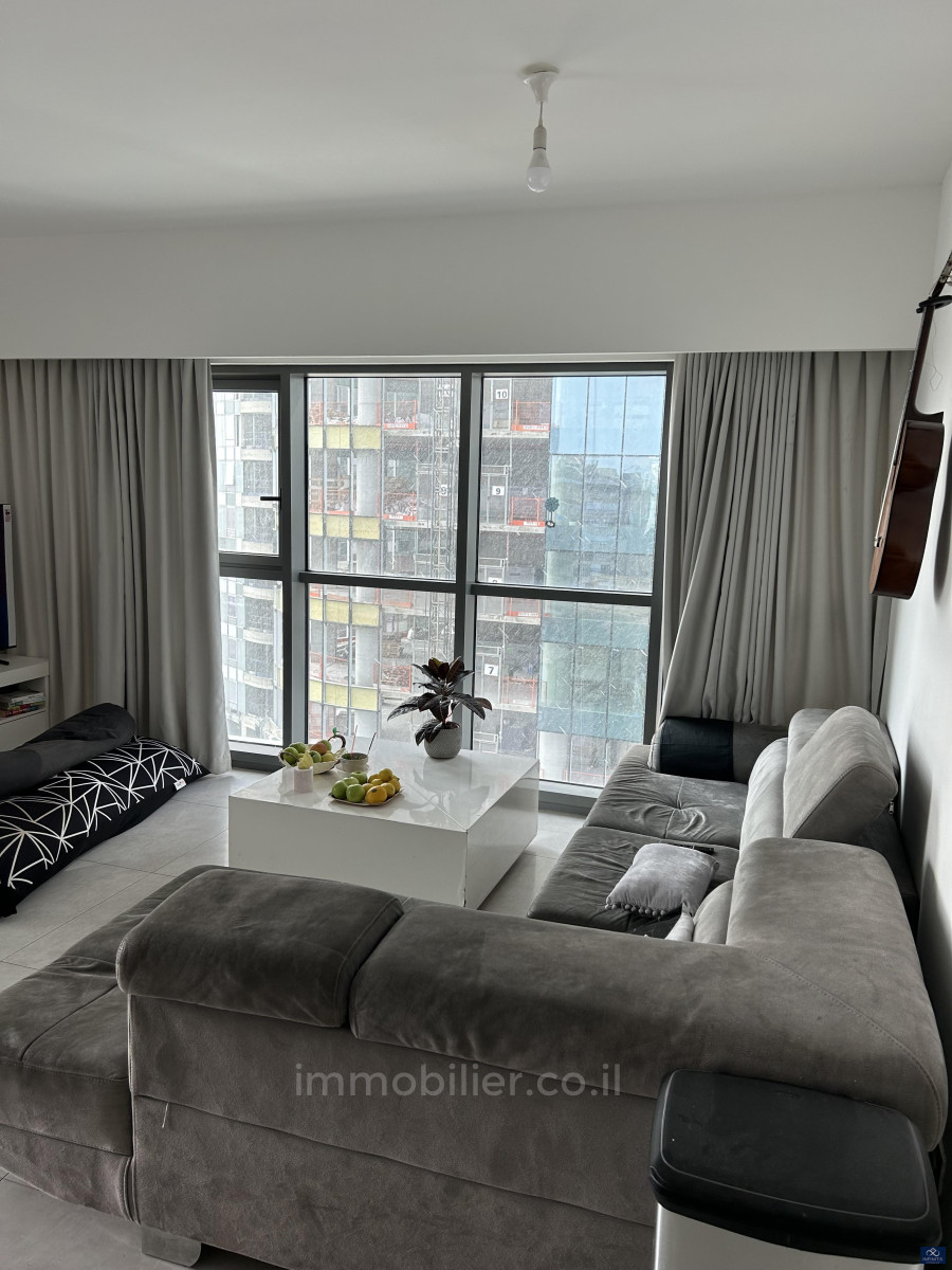 Apartment 4 Rooms Ramat Gan Street Jabotinski 527-IBL-112