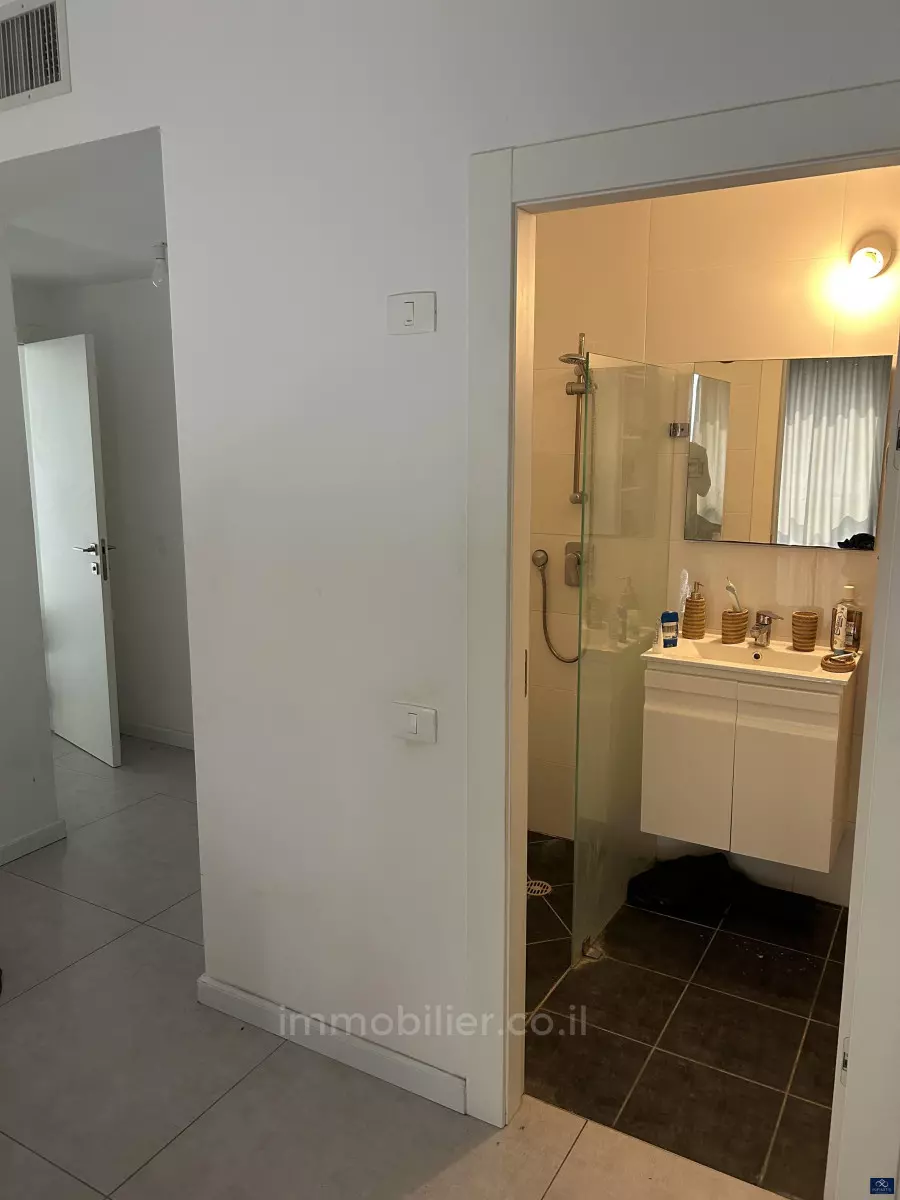 Apartment 4 rooms Ramat Gan Street Jabotinski 527-IBL-112