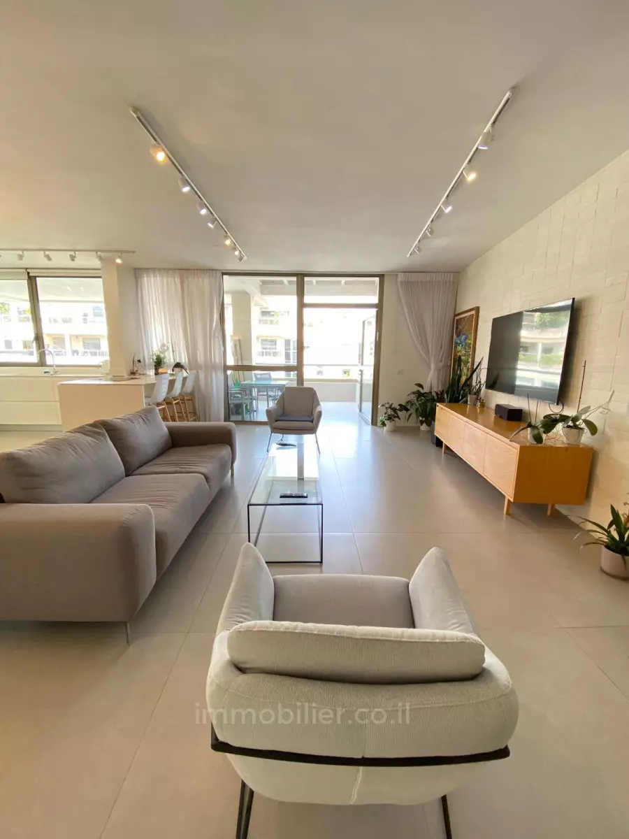 Apartment 4.5 Rooms Tel Aviv Hamashtela 601-IBL-25