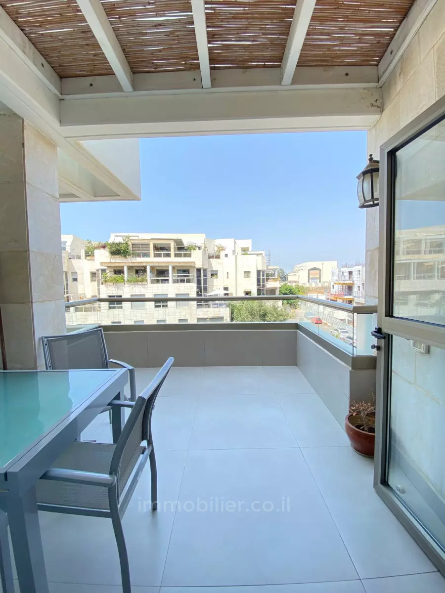 Apartment 4.5 Rooms Tel Aviv Hamashtela 601-IBL-25