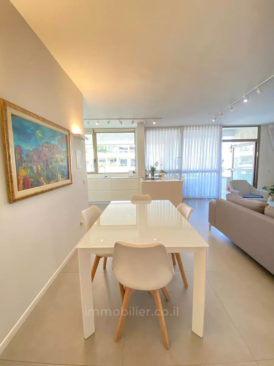 Apartment 4.5 Rooms Tel Aviv Hamashtela 601-IBL-25