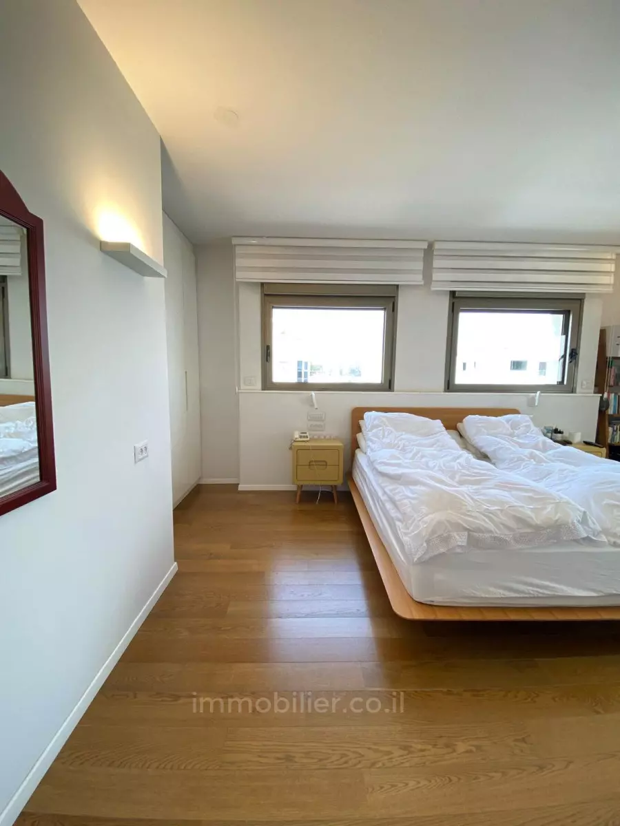 Apartment 4.5 Rooms Tel Aviv Hamashtela 601-IBL-25