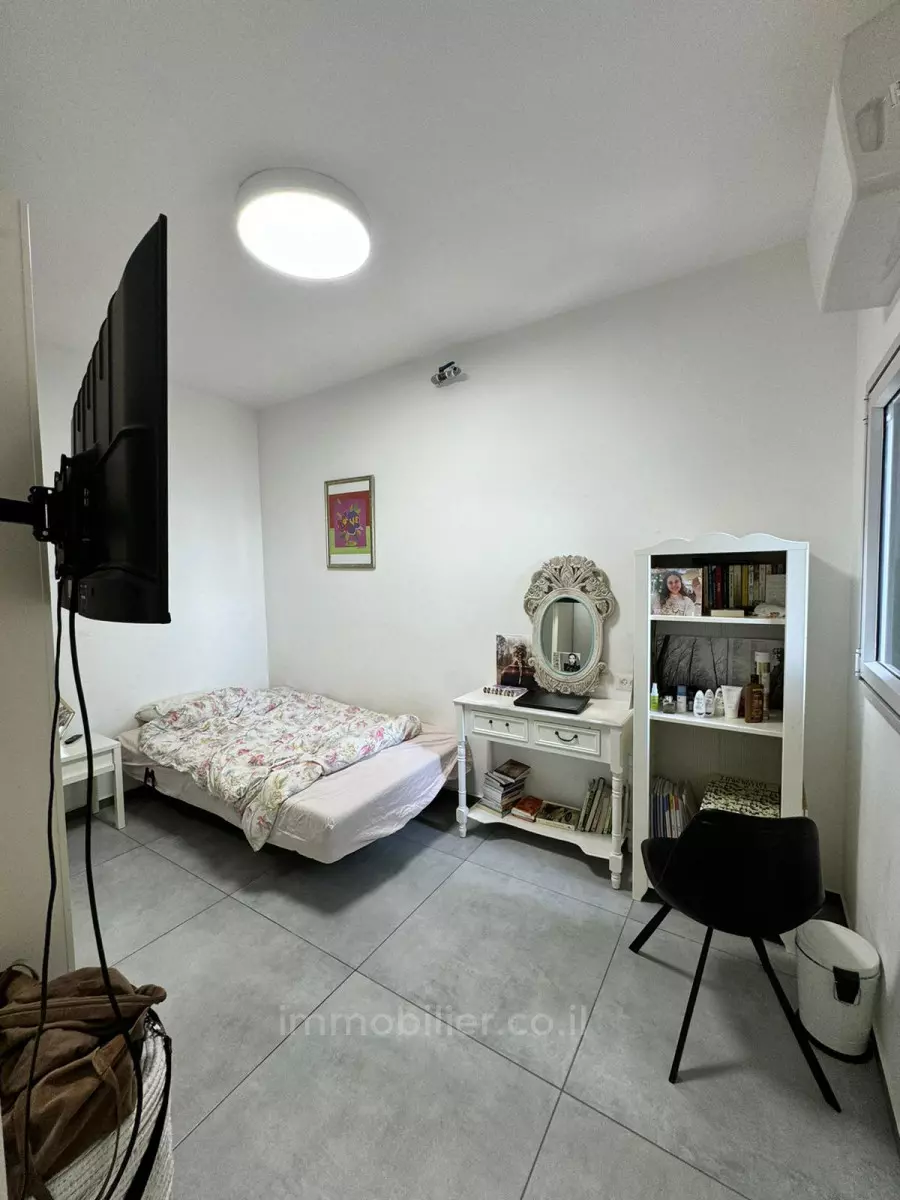 Apartment 4 Rooms Tel Aviv Hakirya 601-IBL-41